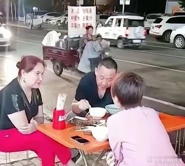 胖东来两夫妻俩真低调，身价上亿了还吃路边摊。更难得的是，像胖东来那么有钱了也没换