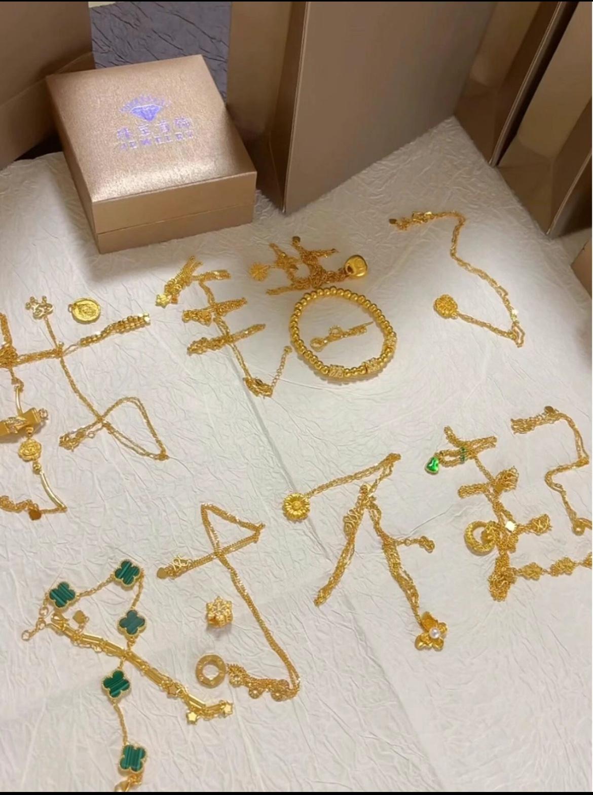 这样的道歉方式没有一个女人能拒绝吧！黄金这么贵的情况下，这样的道歉方式没有人会不