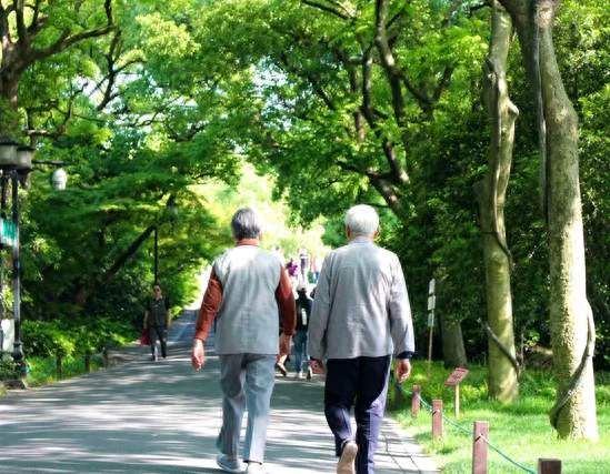 半小时 “快走” 被推翻，医生说：人到 55 岁，快走尽量守住 5 个规矩