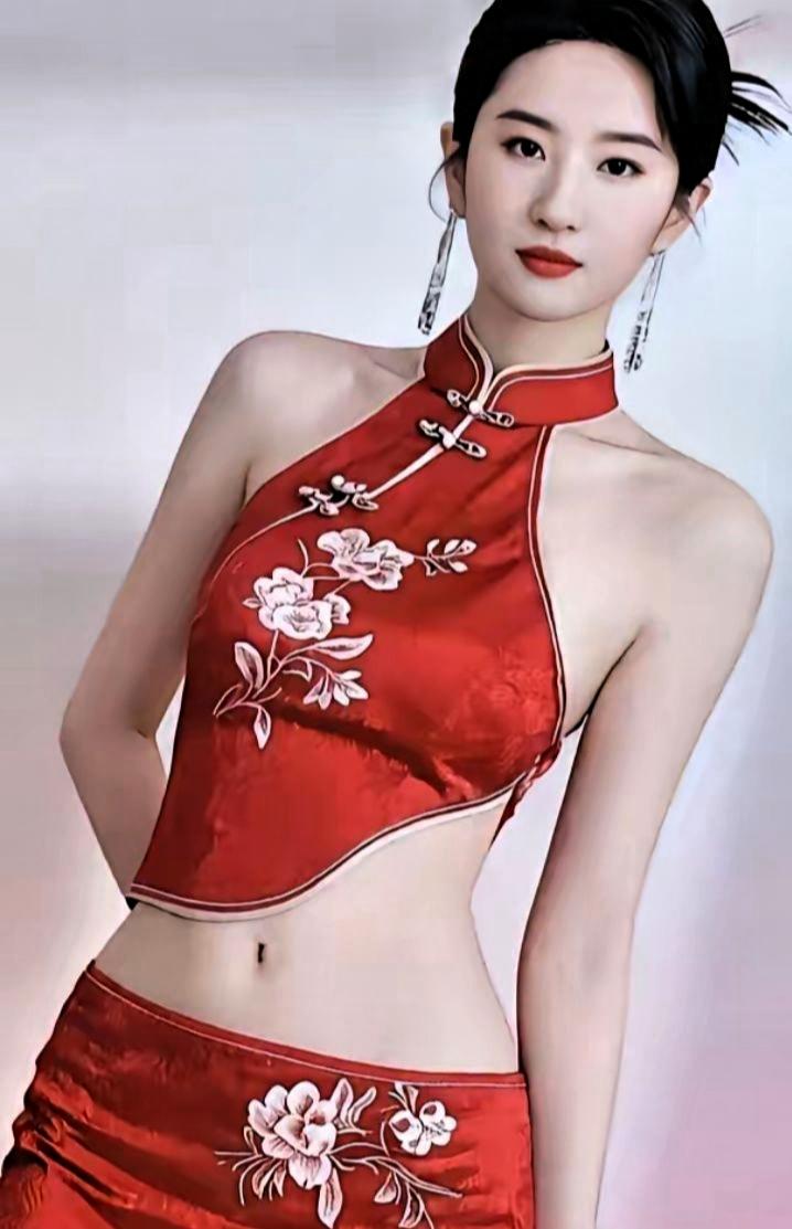 她眉目清润，自带沉静温婉的气质。骨架匀称，体态舒展，从容的姿态藏着独属于东方女性