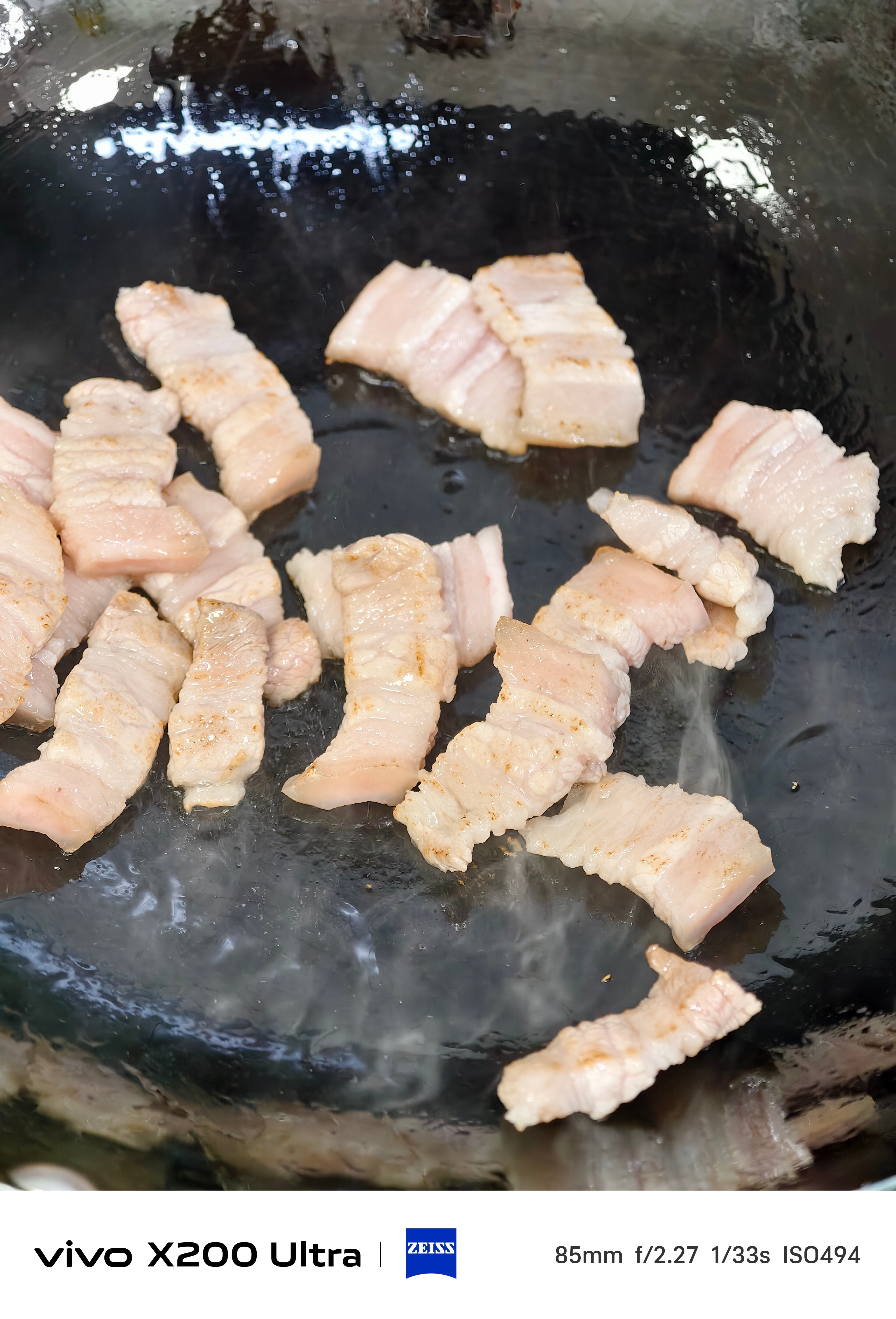 今天午餐，豆芽炒五花肉，豆腐虾比较清淡，前段时间熬夜口腔溃疡，吃饭都疼，没啥胃口