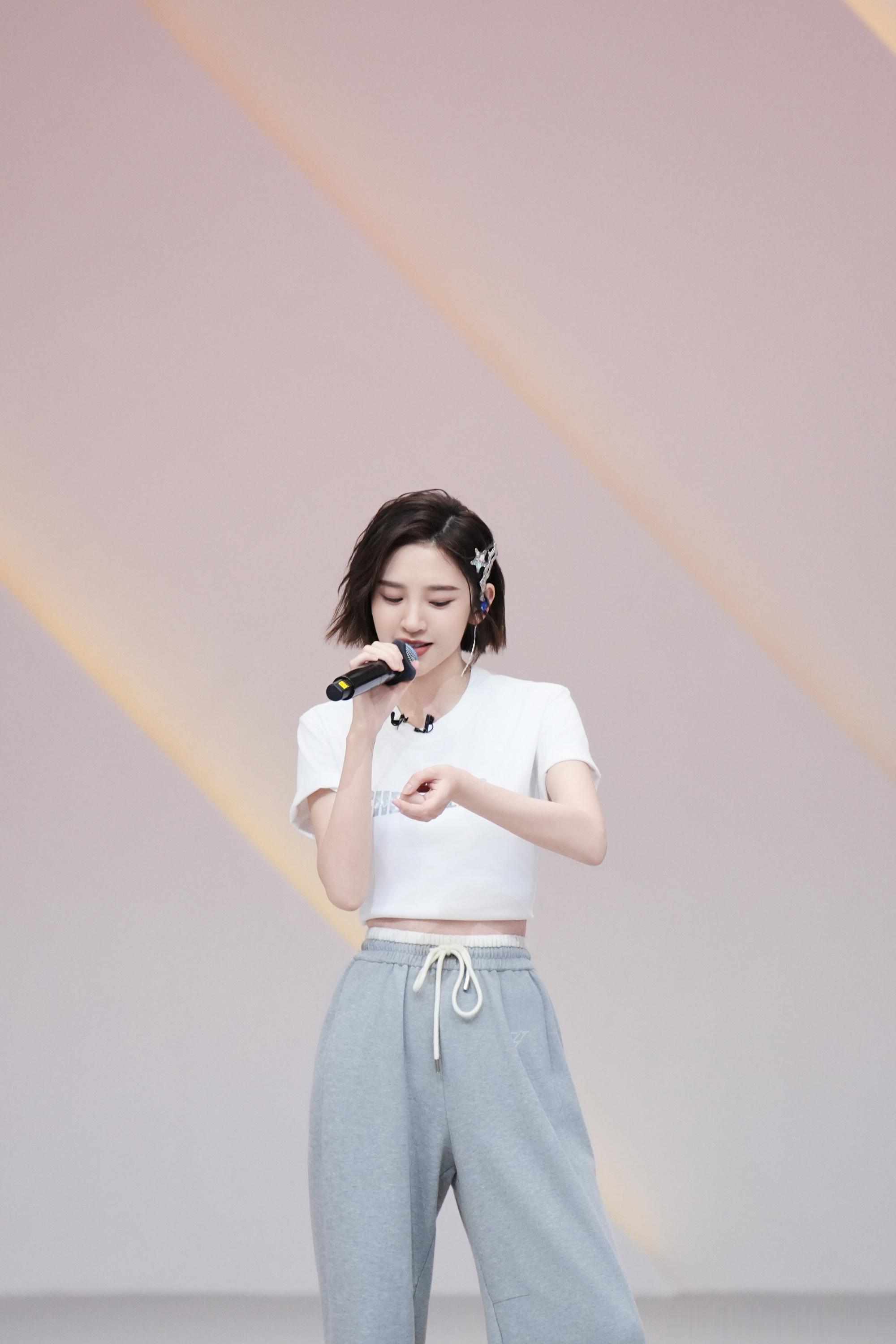 唐艺昕说不能在幼儿园待着了被网友调侃一公像幼儿园汇演，唐艺昕大方接梗直言不想再待