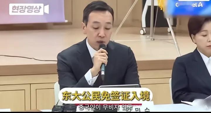 针对9月29日韩国政府推出的，对中国3人以上团体游客的免签政策，韩国部分人的反应
