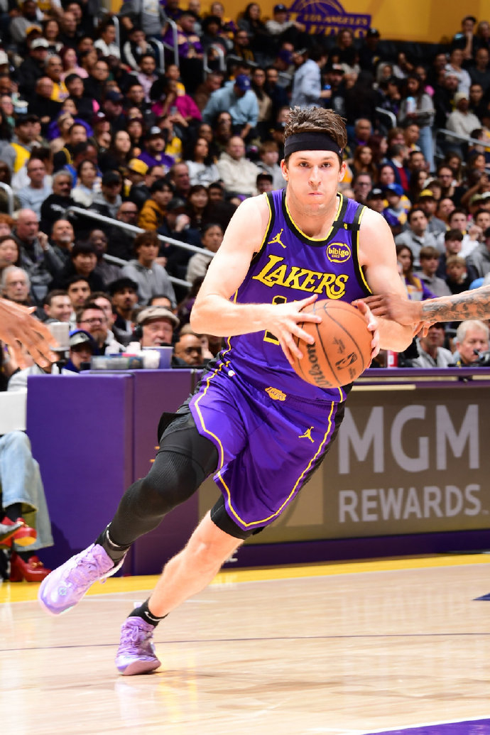 #里夫斯小腿二级拉伤# 根据Shams消息：“奥斯汀·里维斯被诊断为左腓肠肌二级