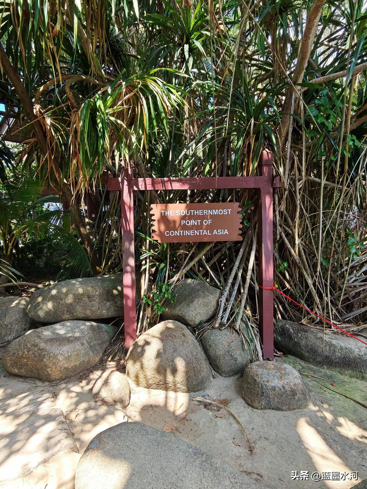 我们在新加坡圣淘沙岛，瞭望大海打卡亚洲大陆最南端，就在坡圣淘沙巴拉望海滩。地理意