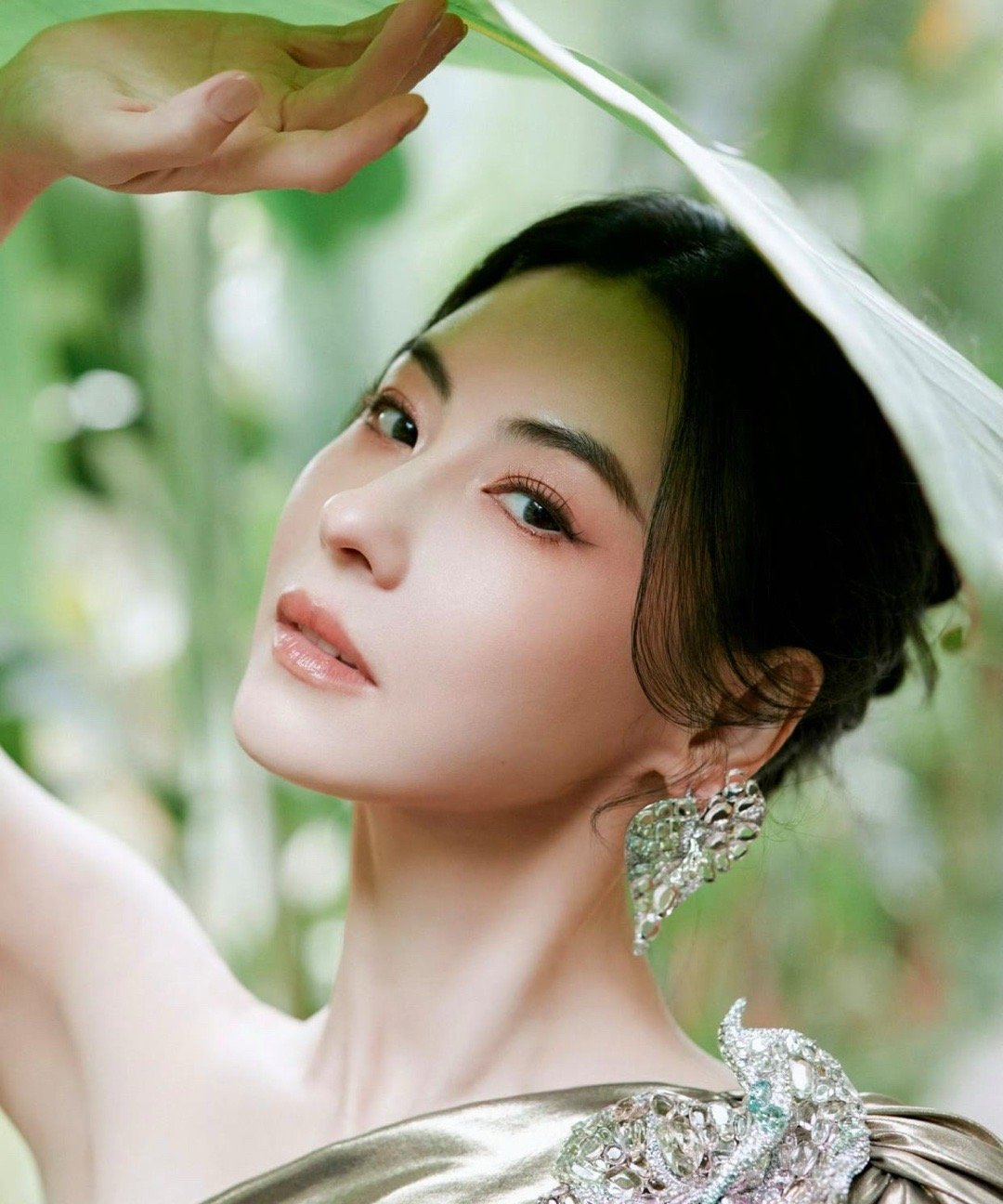 上天好眷顾张柏芝，都是三个孩子的妈，颜值还是和年轻时候一样抗打。有混血基因的她皮