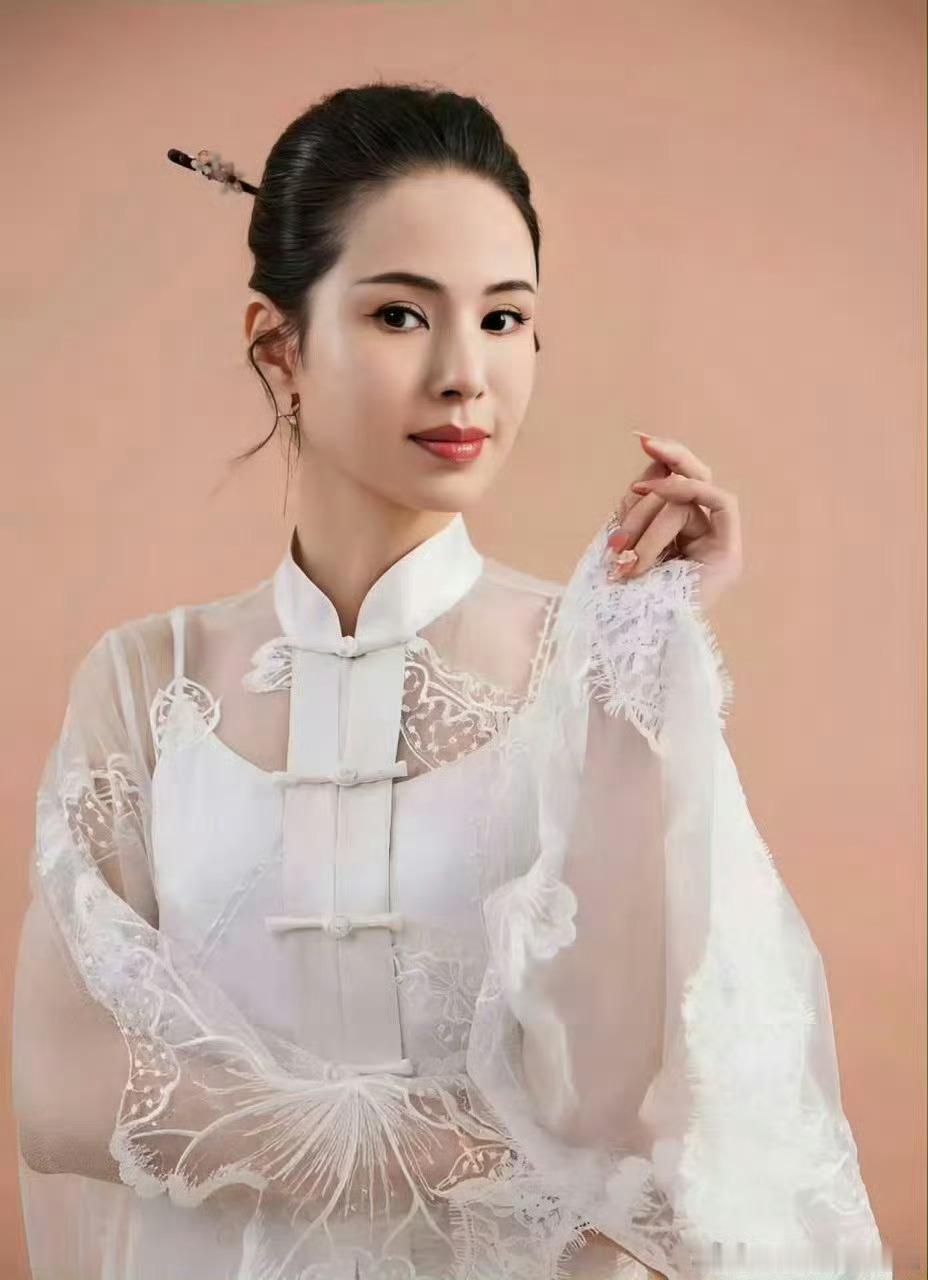 内娱抄烂女频文也写不出这种女主看完李若彤短剧片段格外惊艳，塑造出随性洒脱的豪门女