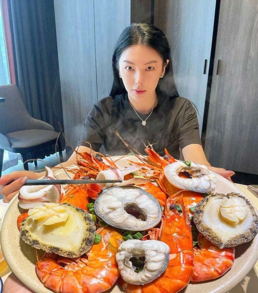 从顶流的私人火锅局，到打工人的路边摊小聚，深夜火锅的快乐不分圈层～ 你传我一张毛