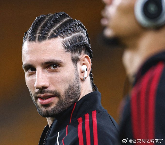 日本那边的利物浦球迷做了一个小范围的调查，说83%反对索博留这个玉米辫发型有些人