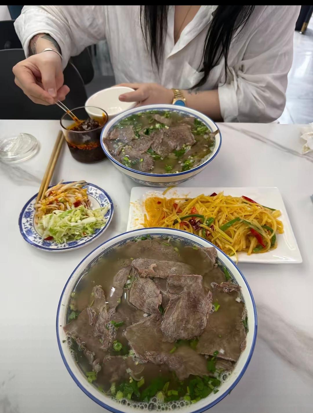 老板娘请吃饭无非有两种情况：一是示威，远离老板！否则……；二是讨好，万一扶正了，