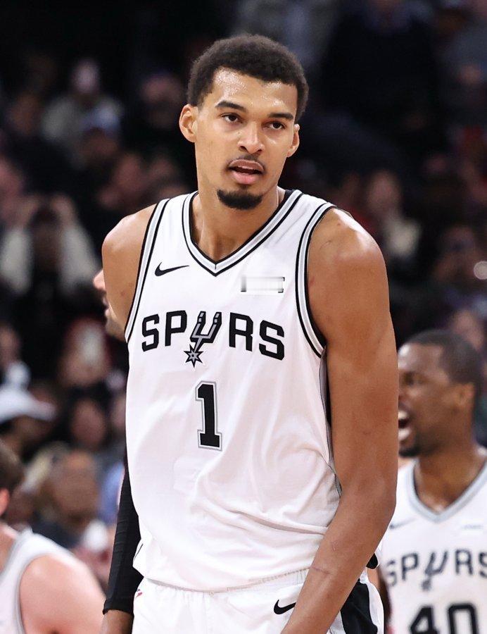 文班亚马在杯赛对阵勇士的那场遭遇左小腿拉伤，马刺队记Michael C Wrig