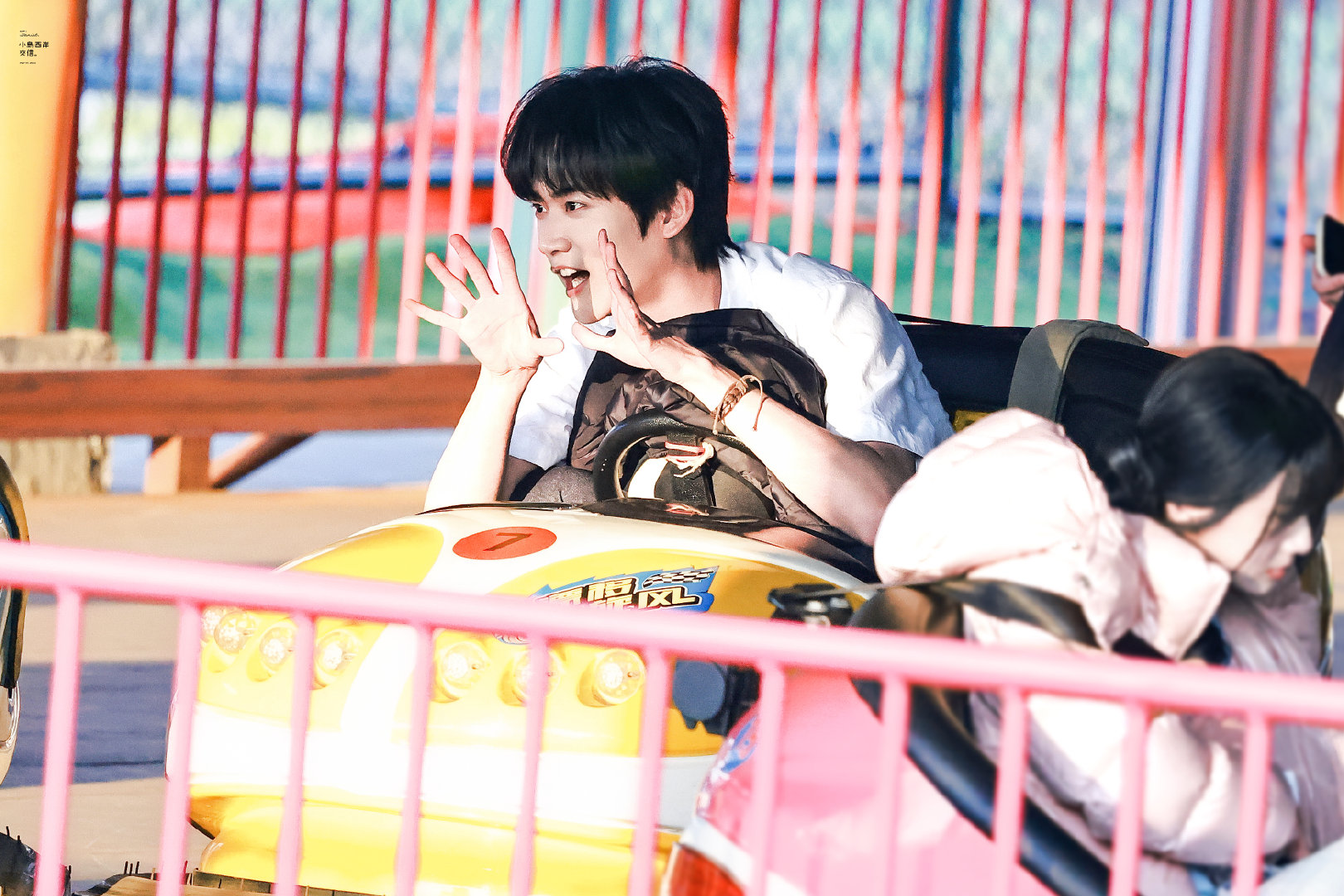 周柯宇开碰碰车路透  周柯宇《炽夏》最新路透来啦！今天骁哥不开机车，开碰碰车[酷