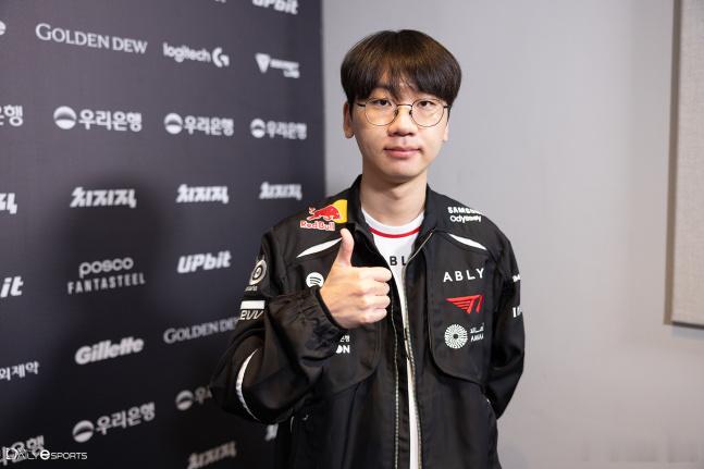 T1晋级MSI之际，Doran越南粉丝于14日发起慈善捐赠，向街头露宿者送出11