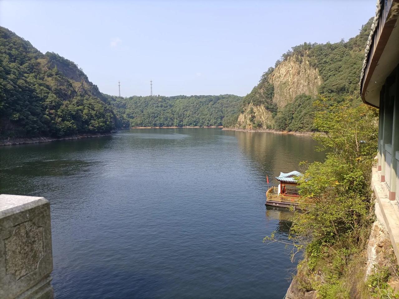 
同游五泄风景区的鹤岗人
我们乘坐157路公交车到达了五泄风景区，同车来的一位年