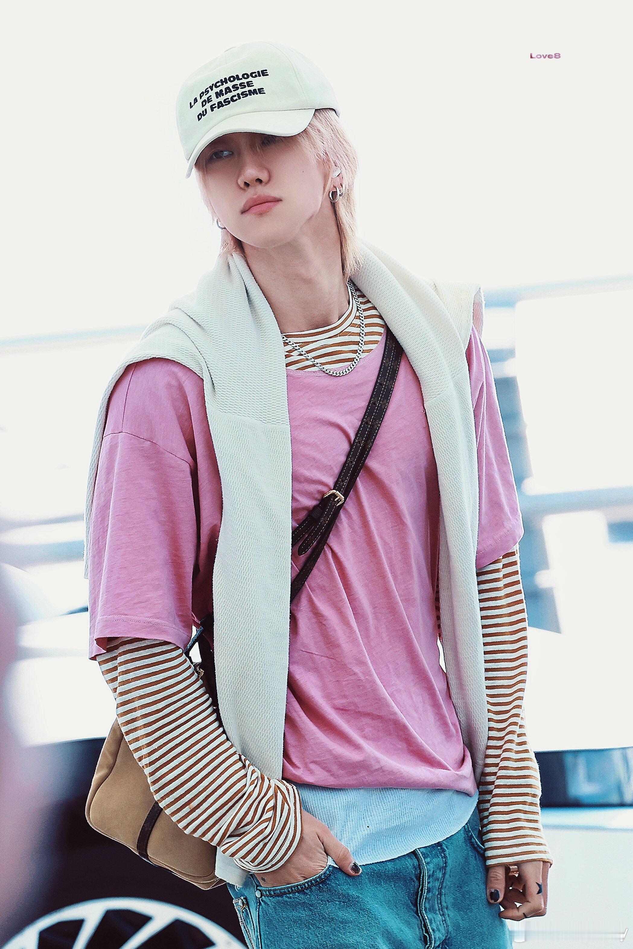 徐明浩4.30韩国✈️南京，想和8一起过51的心达到高潮！徐明浩今日机场路透，粉