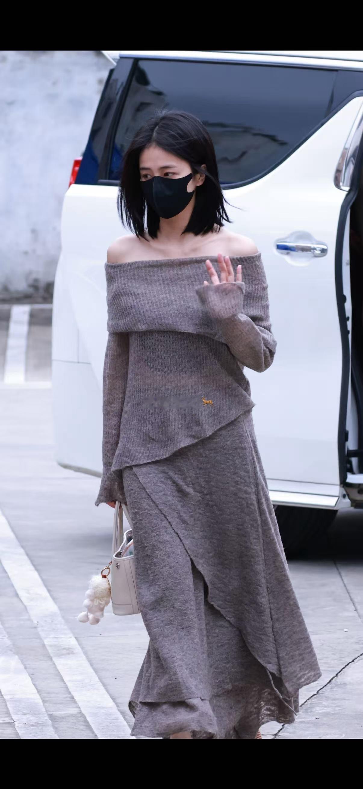 今天白梦妍的OOTD 嗨👋🏻 ​​​