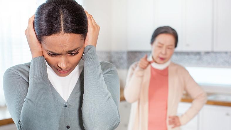 在商场无意间听见两位阿姨聊天，其中一位说：这件衣服根本不适合你儿媳，颜色又土，穿