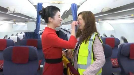 高铁一路往前飙，车厢里却像被谁按了暂停键。靠窗的姑娘原本戴着眼罩听歌，手机一震，