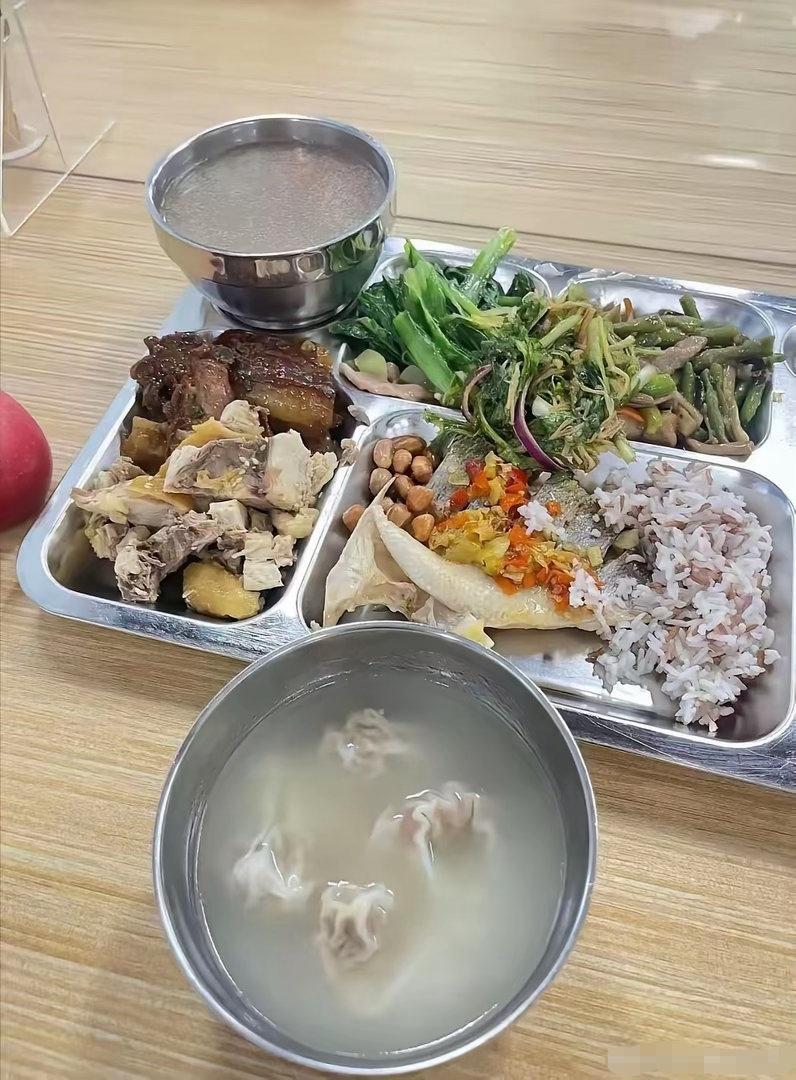 单位食堂的套餐，定价8元，合理吗？[抠鼻]
.