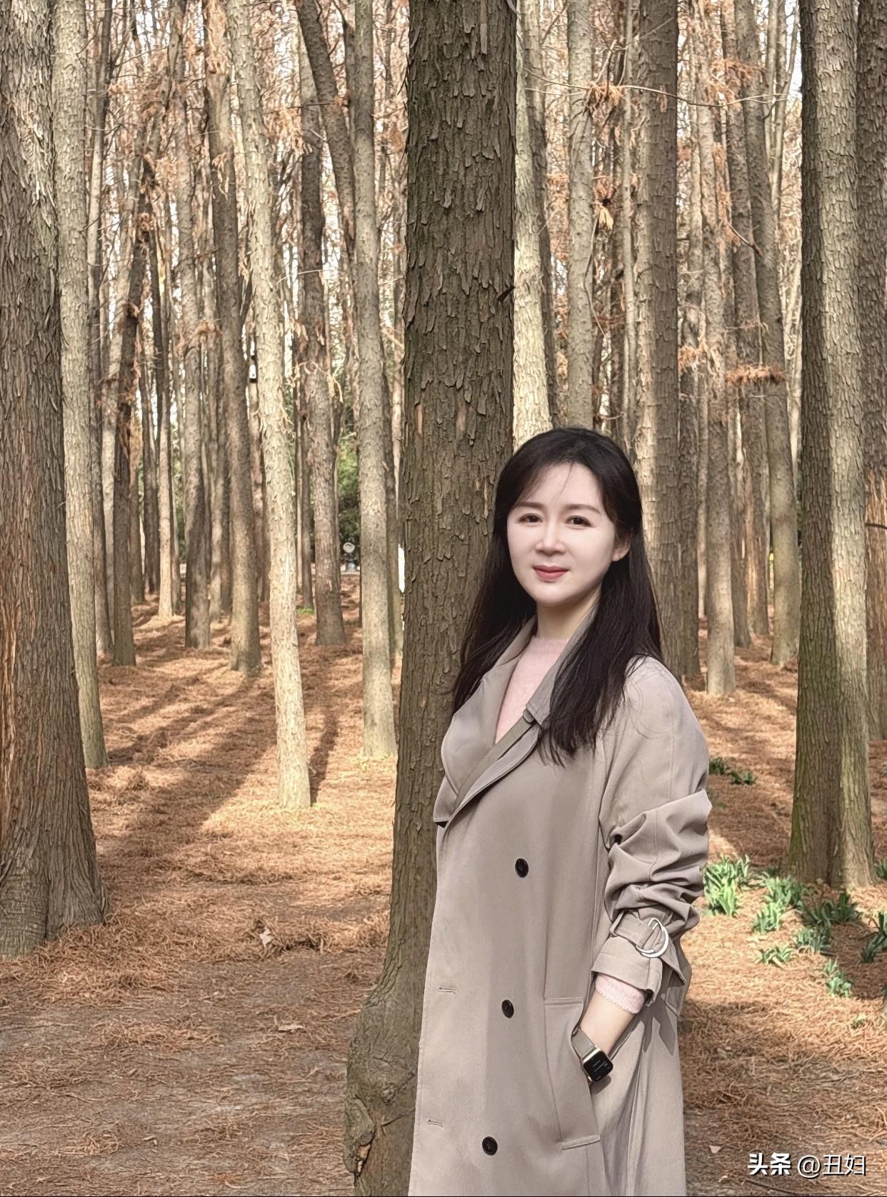 她或许经历过挫折、失望，但把这些都化作心里的底气，眼神不空洞、不迷茫，有温柔也有