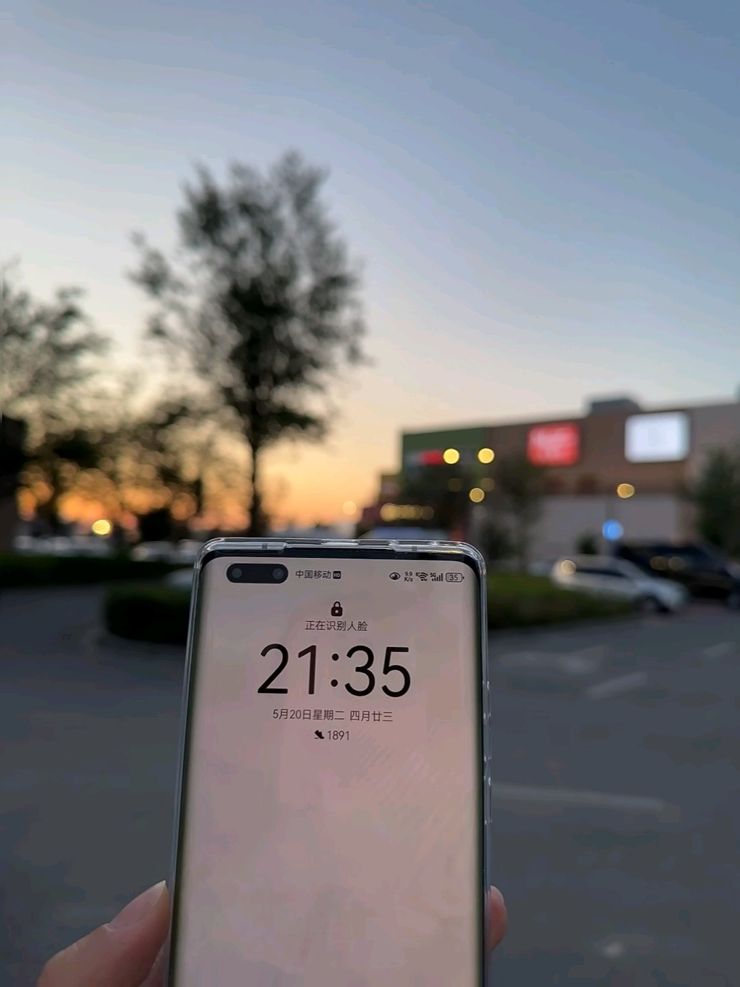 新疆的作息时间太适合年轻人了熬夜熬的是夜，不是时间。也不看看新疆几点钟才天黑，人