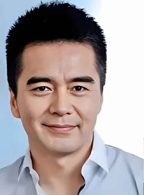 越老越帅只服许亚军，许亚军60岁了比他30岁，40岁，50岁还要帅，这真是如眼可