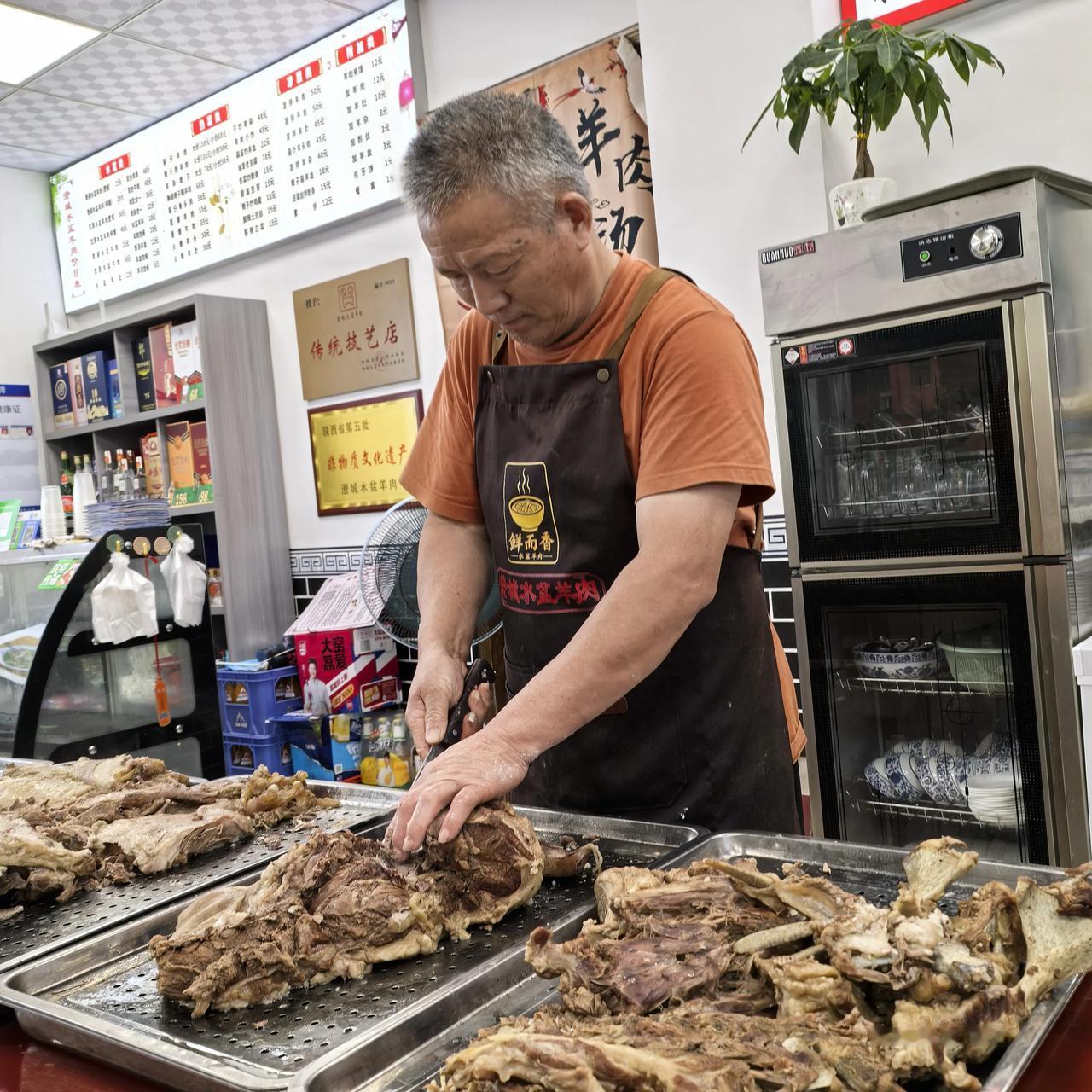 陕西西安、临潼体育路水盆羊肉；
  昨天晚上，朋友相邀，
下着小雨，天气凉快，