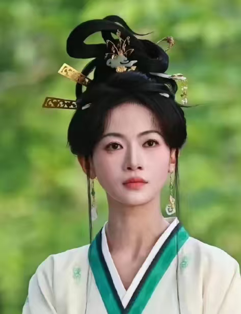 吴谨言 产后发胖受益人吴谨言如今状态真的格外出彩，产后微胖弱化了尖锐骨相，气质温