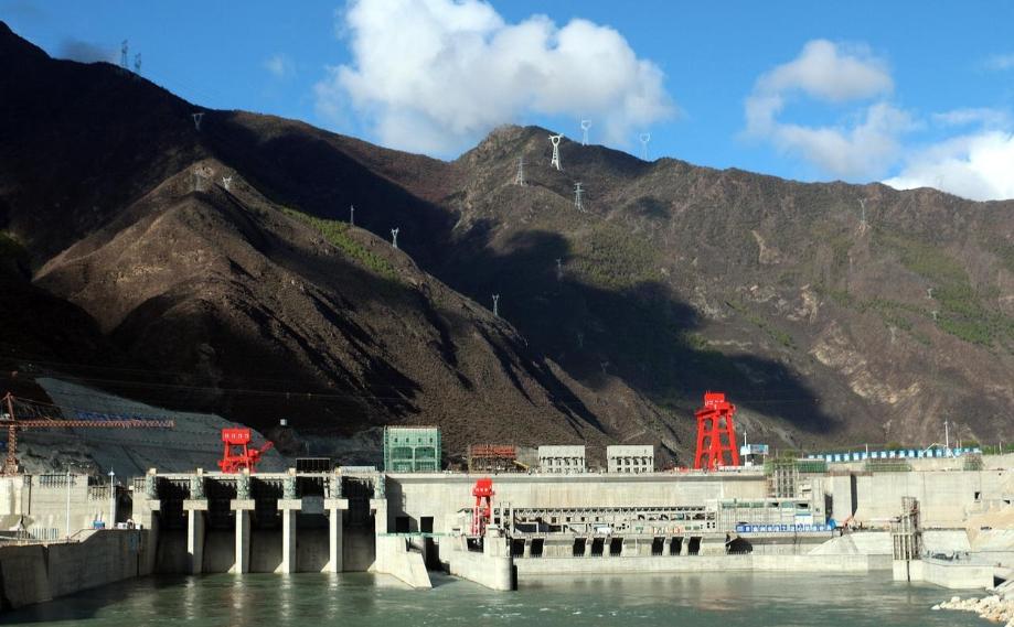 雅鲁藏布江下游水电工程开工，意味着天量的水泥、民爆、钢铁需求，直接利好西藏天路、