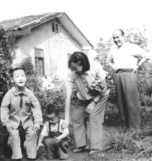 1952年，重庆郊区黄家花园，哥哥仲民边表演边唱“红公鸡，喔喔啼……”，妹妹彤妍