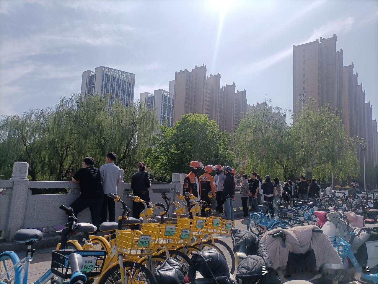 一生爱热闹的山东人…

腊山河边图书馆附近着了点小火，来了三辆消防车，消防员到达