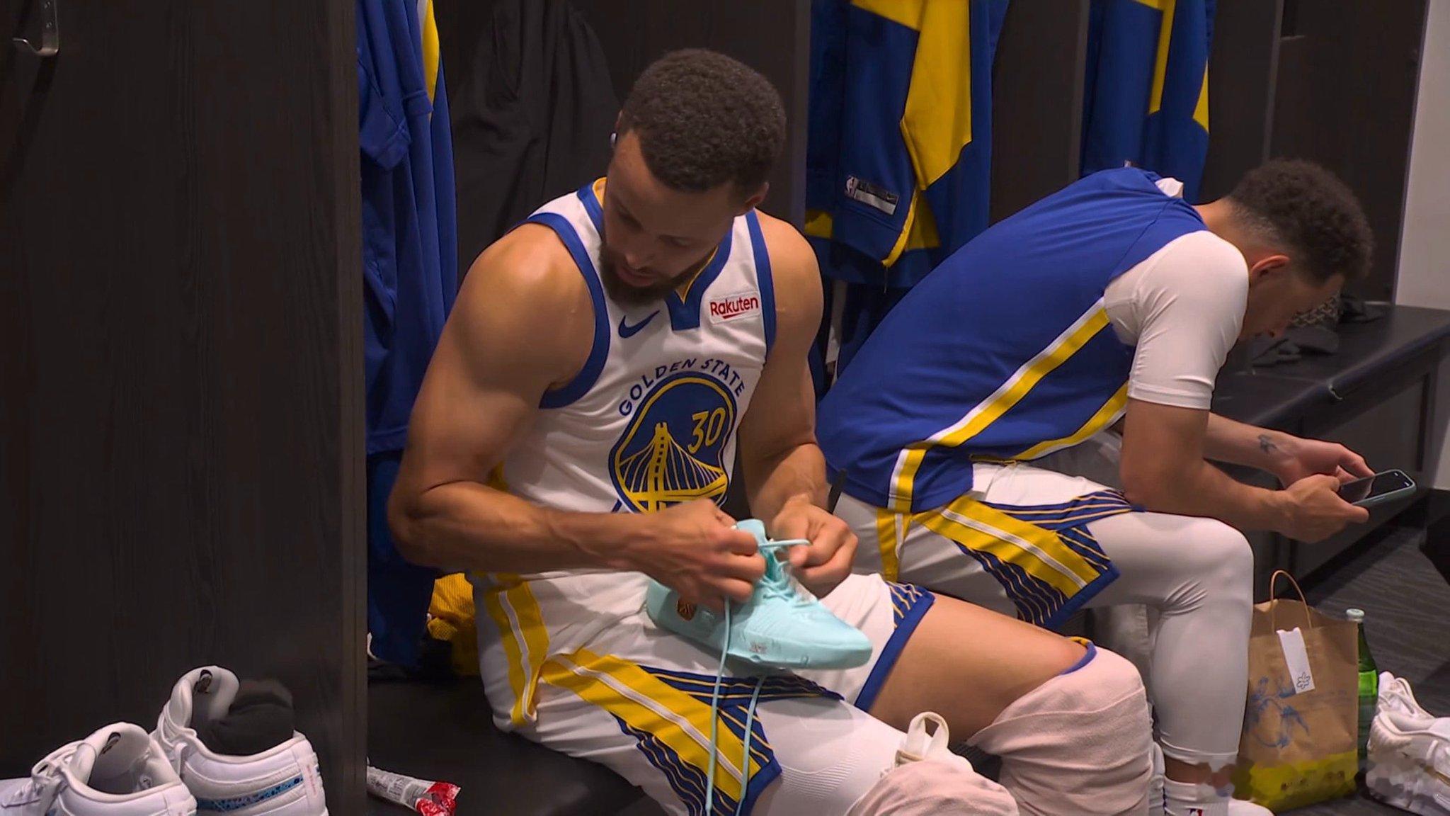 库里一场比赛到底准备了多少鞋子，库里在更衣室准备上脚李宁韦德之道12“自由”配色