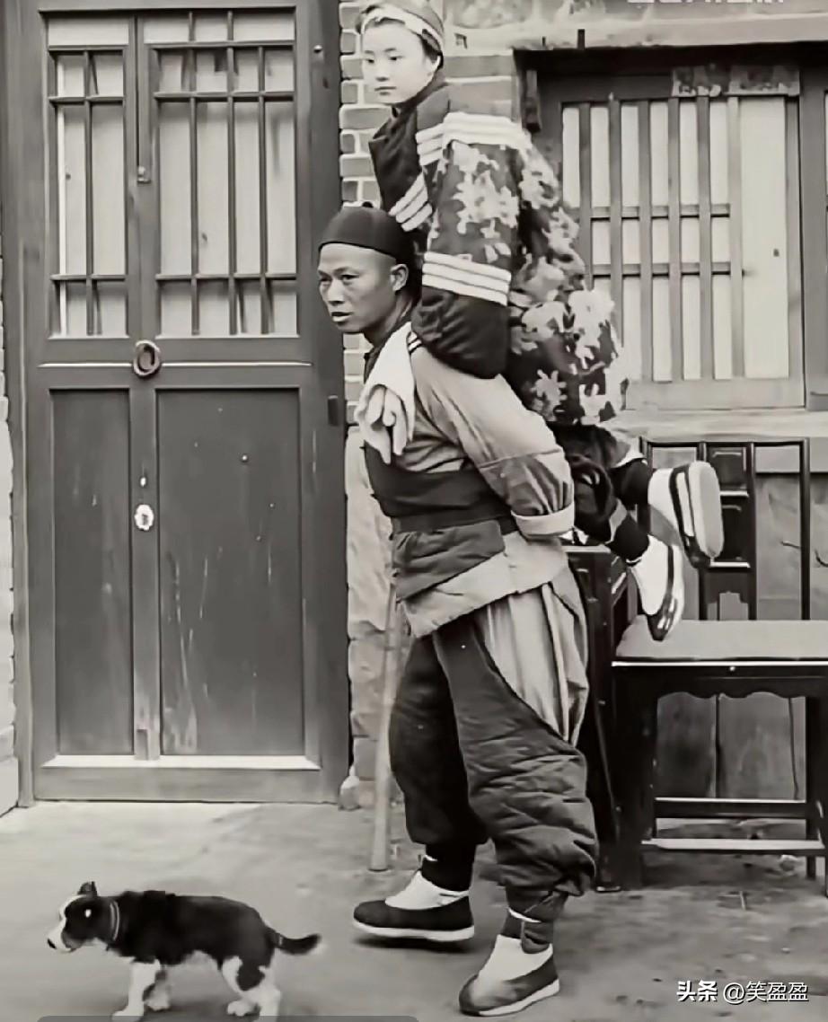 原来，
清代时期的小姐
是这样出门的呀[笑哭]