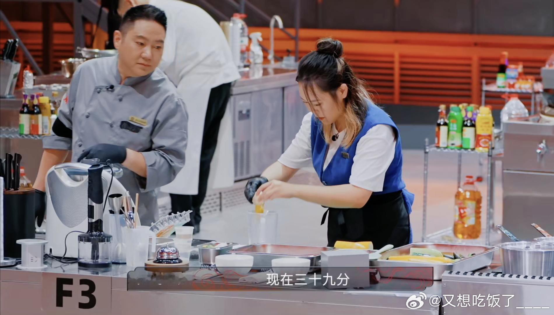 东亚父女关系在此刻具象化了炙热游戏百厨大战 他用一辈子尝遍厨师的苦，想护女儿躲开