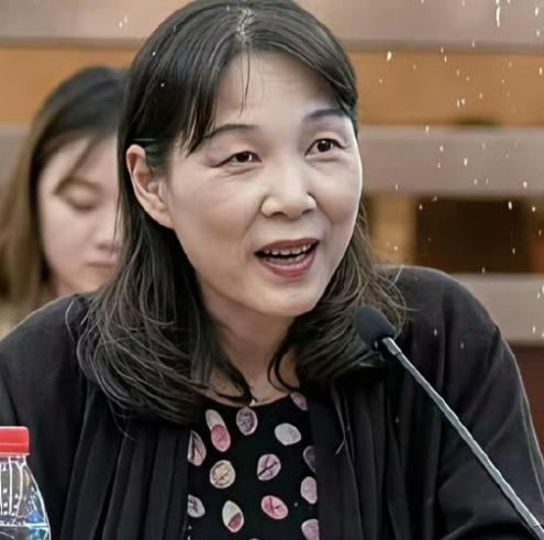 为了钱，毁掉了宗庆后的名声，艰苦朴素的形象崩塌。
杜建英母子手上得到的钱已经不老