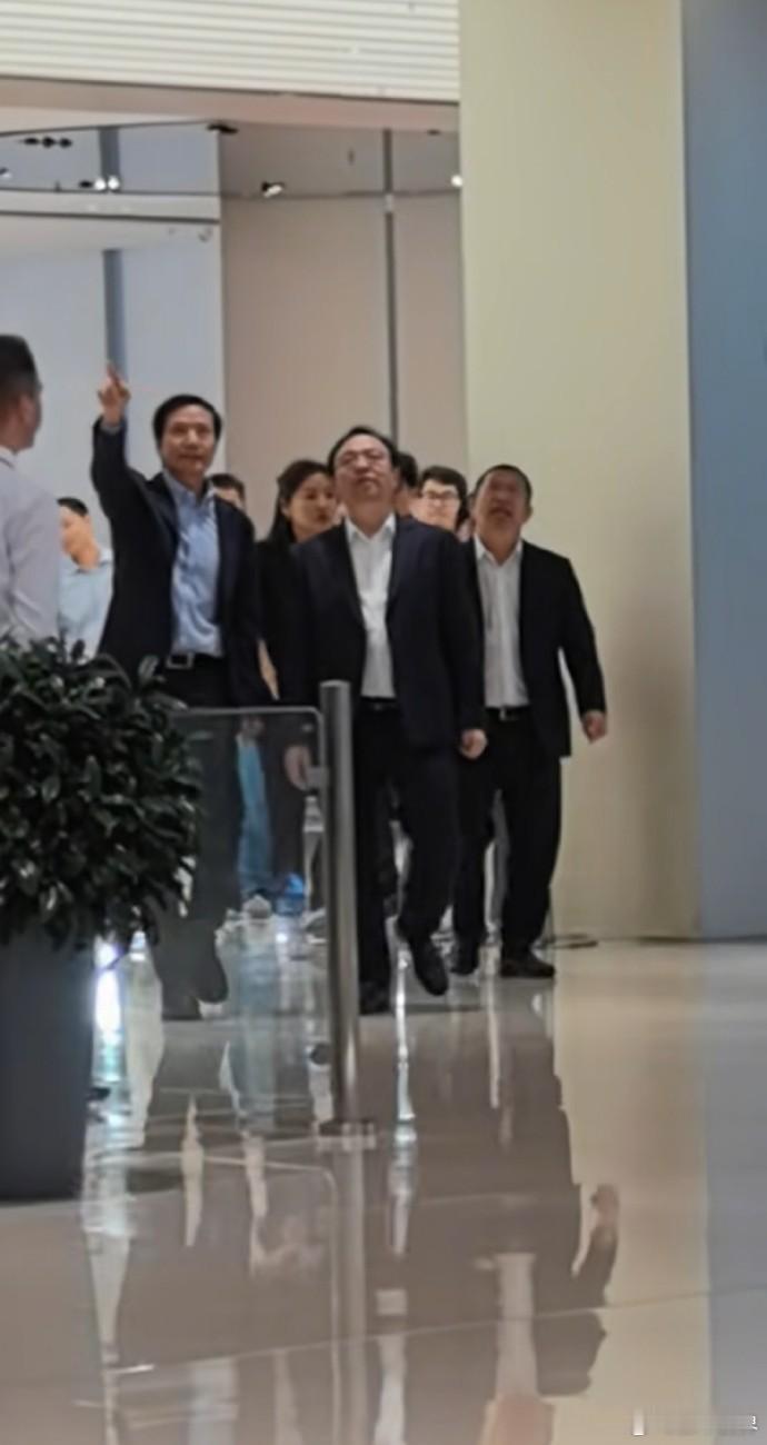 雷军带王传福参观小米工厂王传福现身小米汽车工厂 左：雷军，中国卖车「最快」的男人