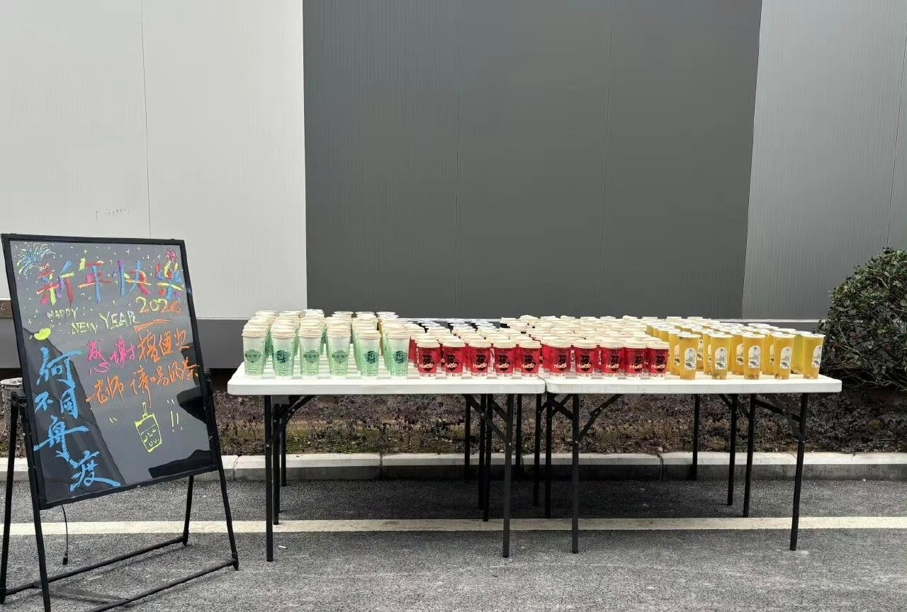 檀健次又请《何不同舟渡》剧组工作人员喝奶茶了 