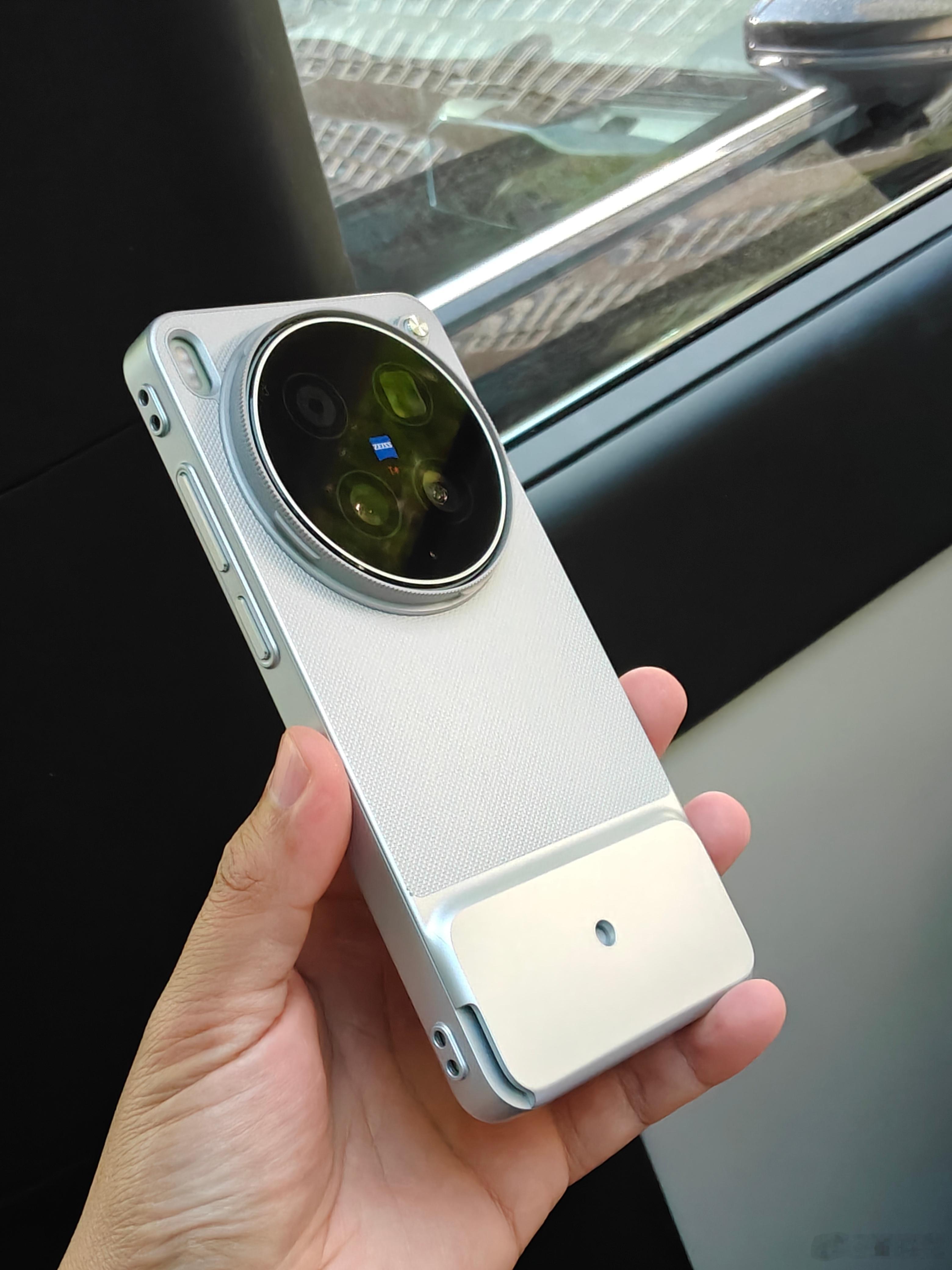 说到保护壳，原本我想给vivo X300 Ultra买个好点的壳子。后来发现这钱