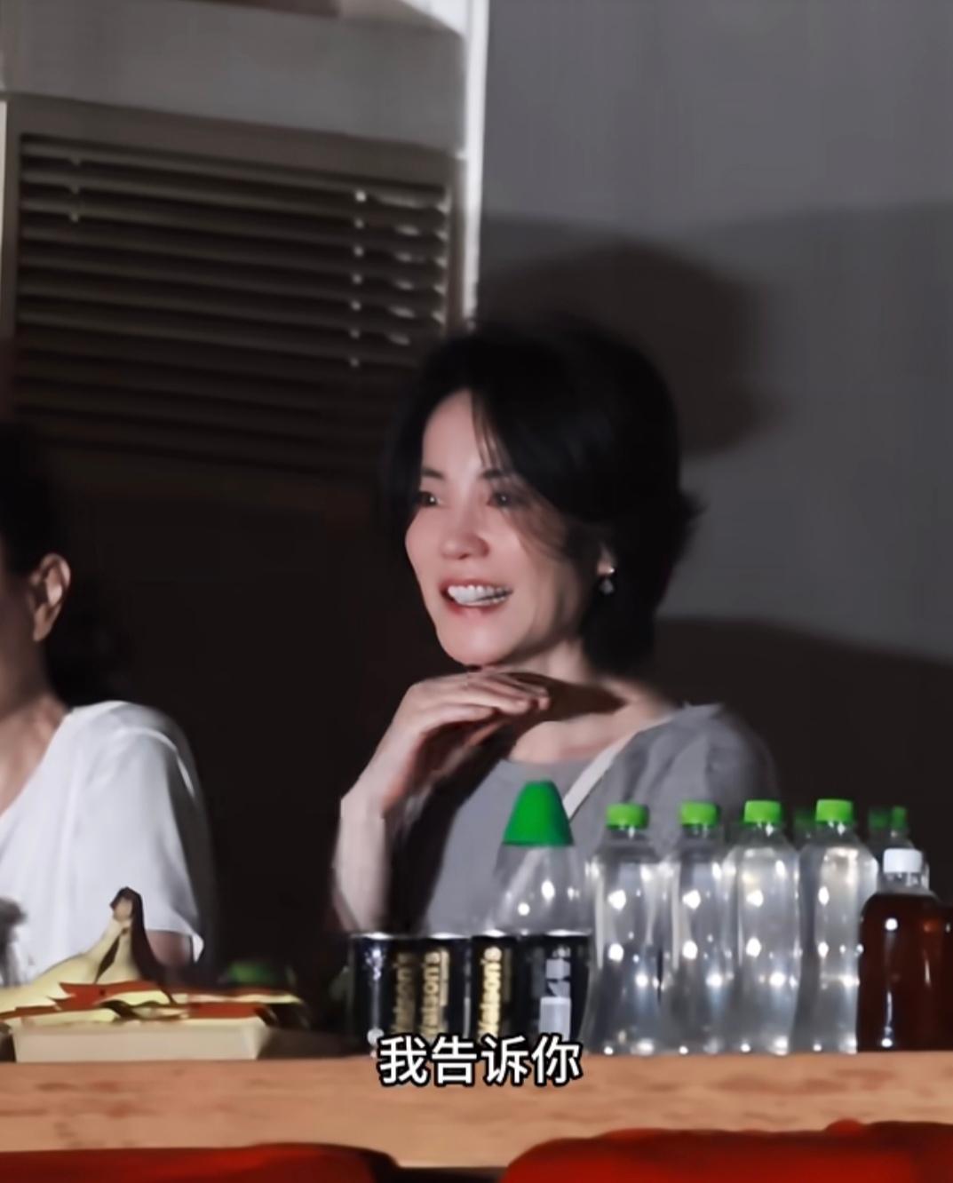 我表妹在北京见到了王菲，
回来后偷偷跟我说，
以后不要再叫王菲是美女了，你是不知