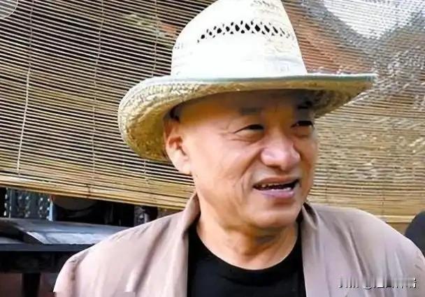 也是个有福气的人！凌峰把24所希望小学盖在了大陆，却把自己晚年最后十多年的起居，