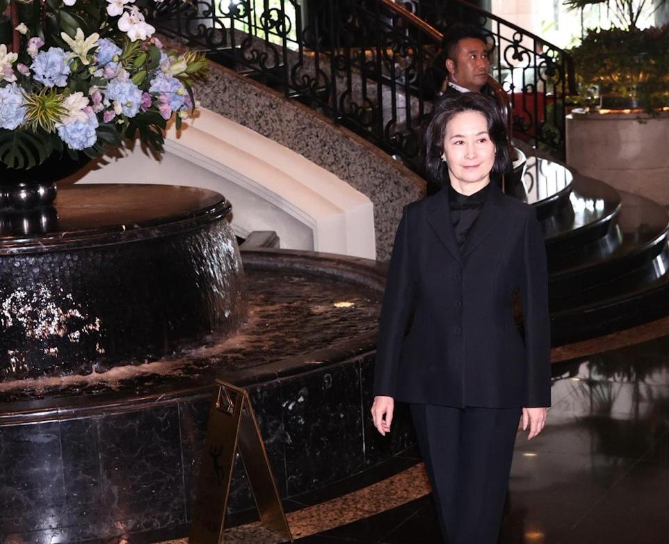 何鸿燊二房女儿何超蕸离世，其家人为她在香港君悦酒店举办追思会，罕见赌王四个妻房的
