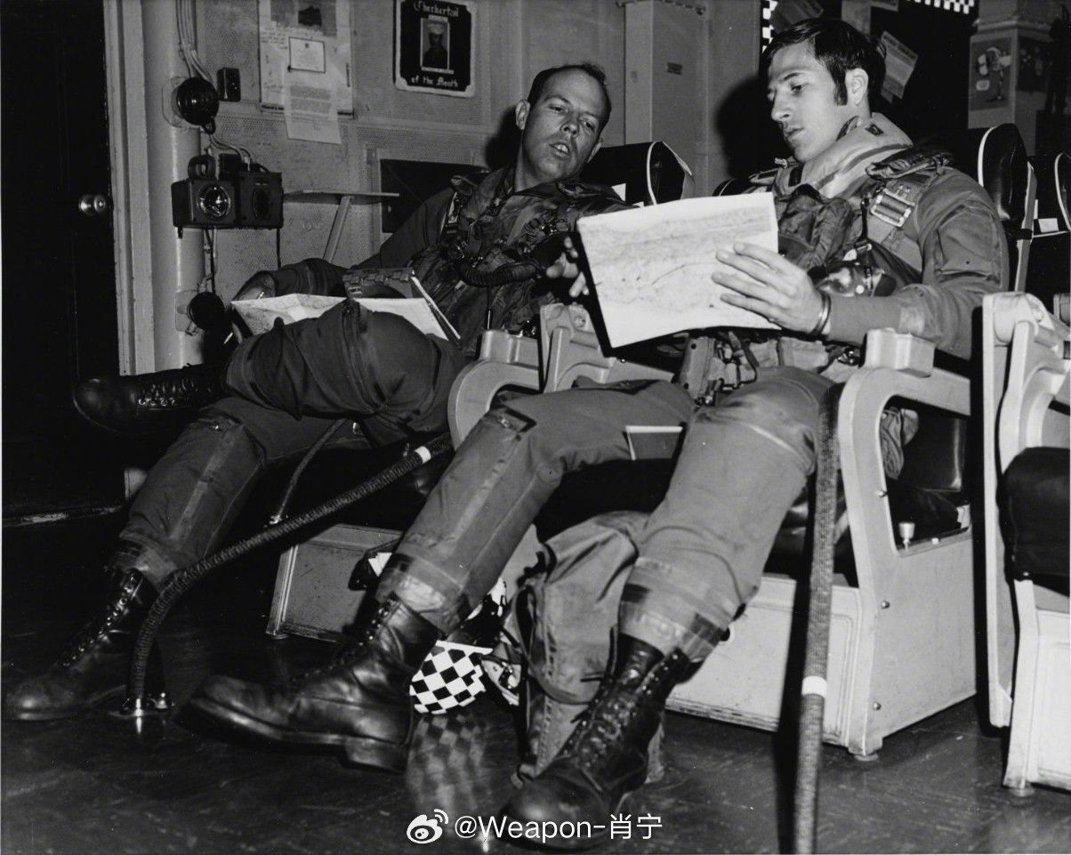 #照片中的历史[超话]# 1971 年 1 月，地中海，两名美国舰载机飞行员在独