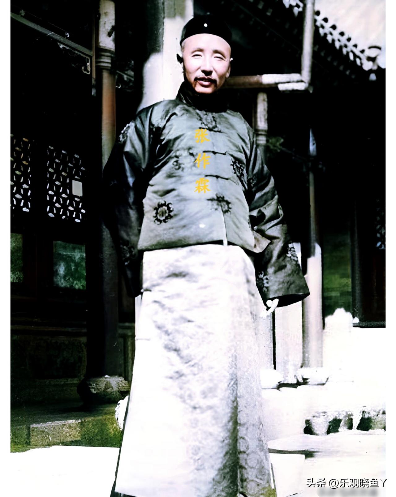 一九二二年，身着便装在府内的东北王张作霖。这可不是演戏，也并非影视剧里的演员所扮