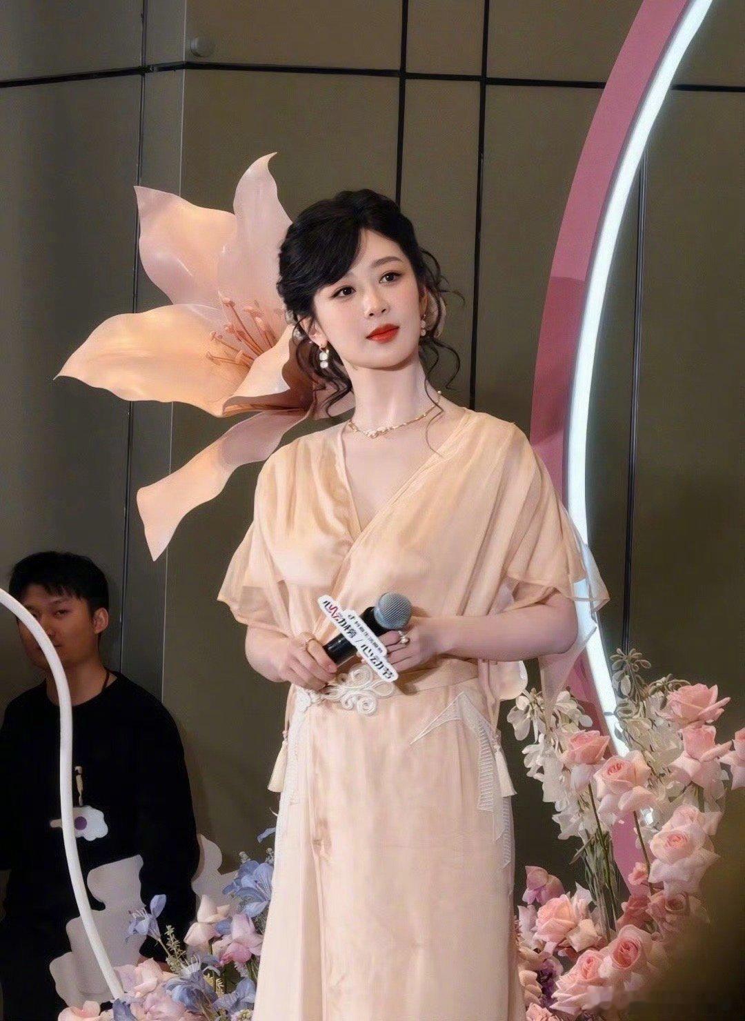 杨紫姐姐真的是端庄美丽又大方哇！｜杨紫