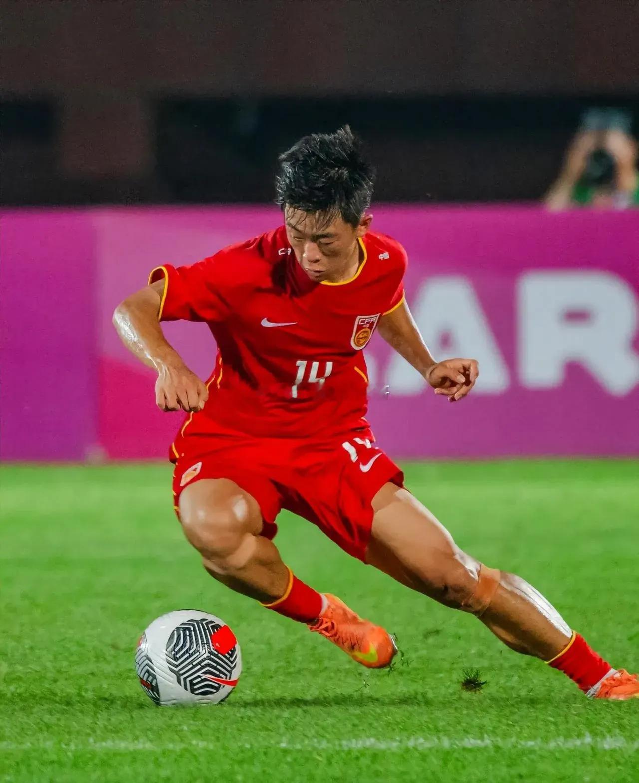 劲爆消息！中超赛场再添新星——年仅16岁的锋线天才邝兆镭，正式加盟青岛海牛！这位