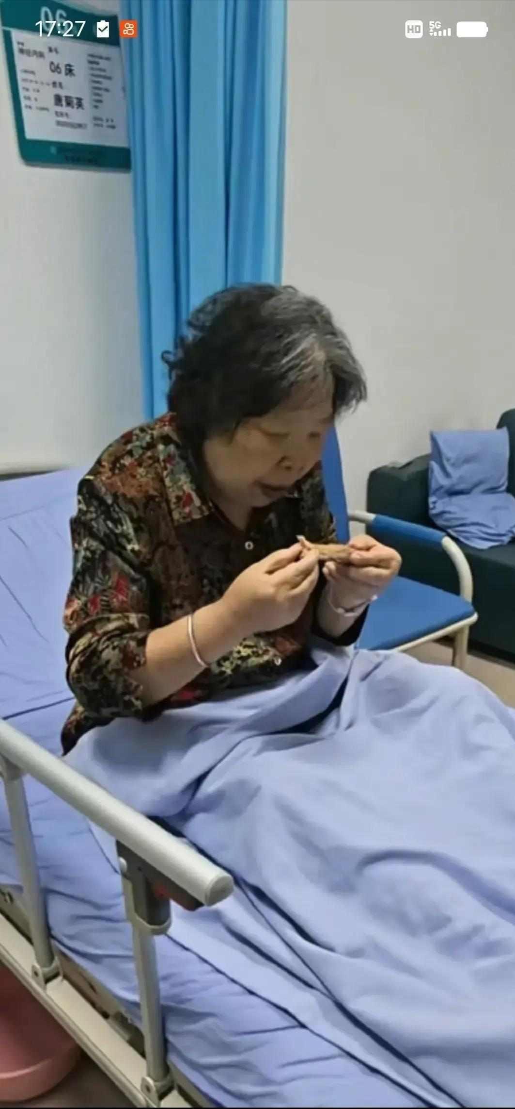 破防了！病危母亲三天没进食，突然开口要吃卤鸡翅，结局看哭全网
 
湖北孝感一间病