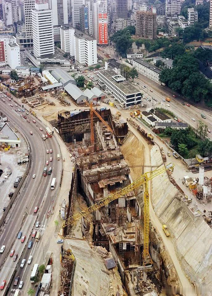 70年代，興建中的金鐘地鐵站。香港