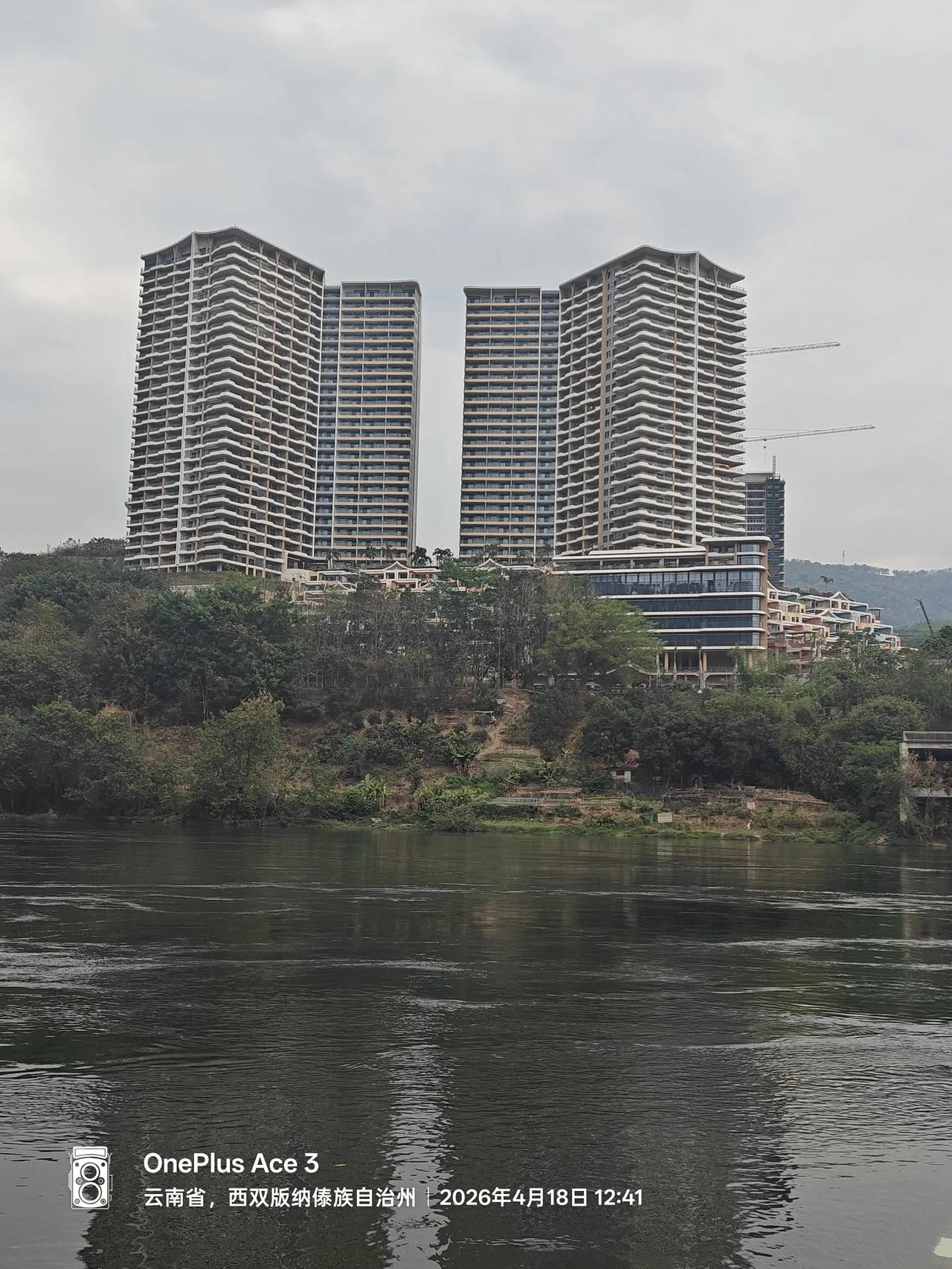 我们这个小区是外过廊，就是条过廊住10多家。趴外过廊栏杆上，可以俯瞰小区内的花园