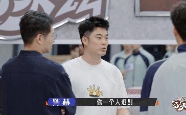 陈赫在综艺发火了 在为孩子们发声时，陈赫展现了真实的一面，他希望通过自己的影响力