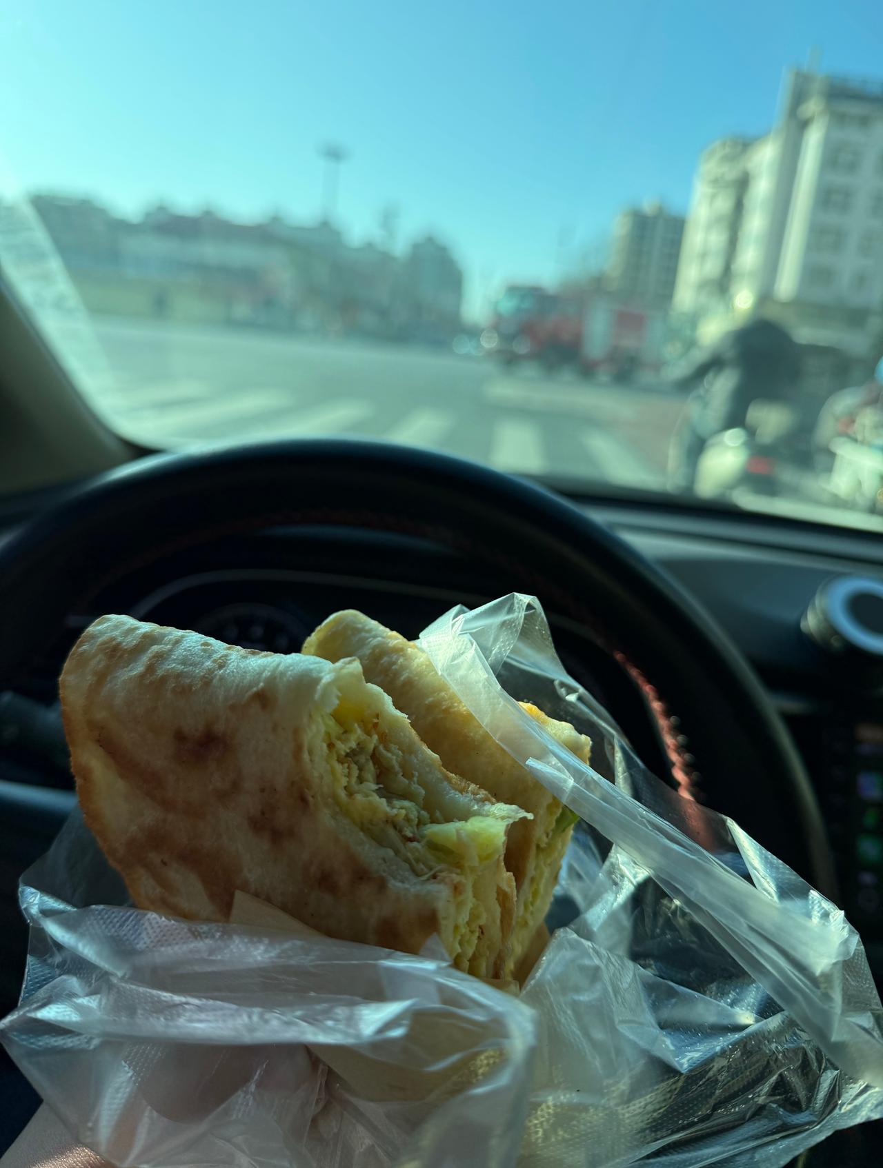 平安夜收到了姐姐包的爱吃的芹菜猪肉饺子，收到了小玉亲手给我拼了好几个月的拼图还不